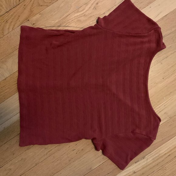 Red Crop Top with Texture - Picture 2 of 2